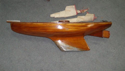 Lot 613 - 'Betty II', an early 20th century pond yacht