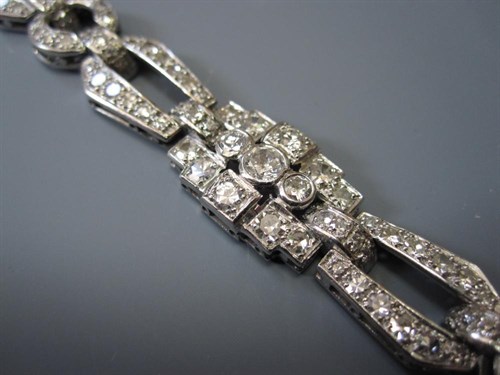 Lot 234 - An art deco diamond bracelet