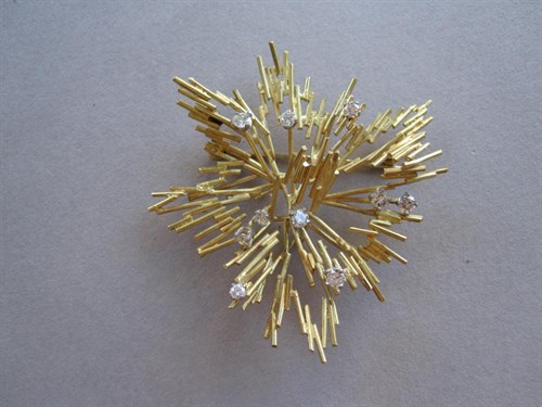 Lot 176 - An 18ct gold and diamond brooch probably by Andrew Grima