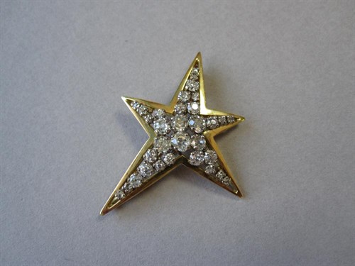 Lot 163 - A diamond and 18ct gold star brooch by  David Thomas