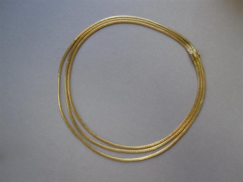 Lot 170 - An 18ct gold three strand necklace