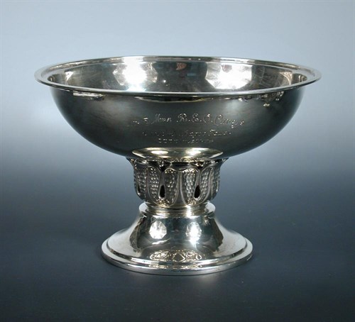 Lot 226 - A gilt metalwares horse racing rosebowl trophy