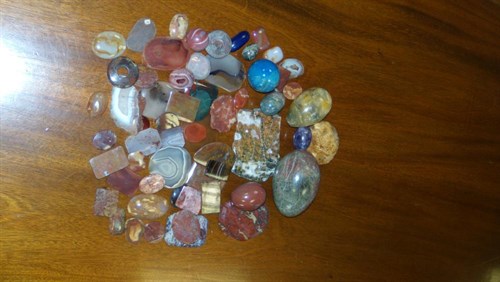 Lot 547 - A quantity of polished stones and eggs