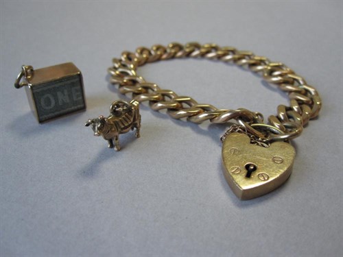 Lot 142 - A 9ct gold curb link bracelet