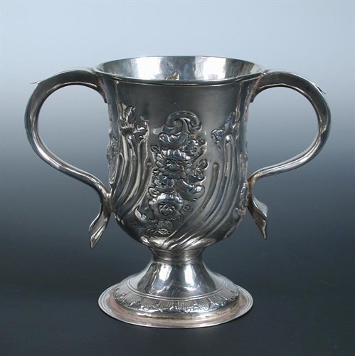 Lot 315 - A George III silver two handled cup