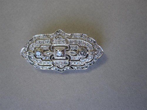 Lot 150 - An art deco diamond brooch set in 18ct white gold