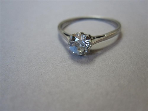 Lot 158 - A single stone diamond ring