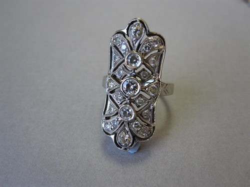 Lot 159 - An art deco diamond panel ring