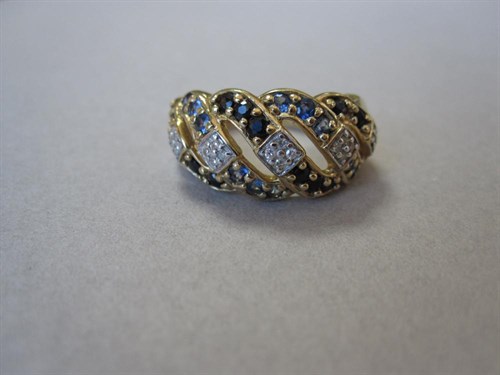 Lot 160 - A diamond and sapphire dress ring