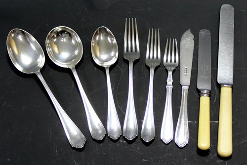 Lot 274 - A silver Windsor pattern flatware service