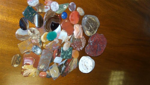 Lot 552 - A collection of approximately fifty polished stones