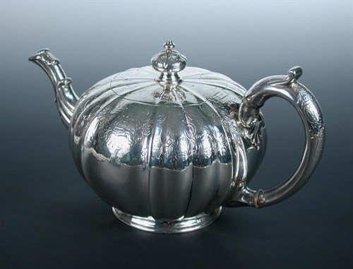 Lot 283 - A Victorian silver teapot