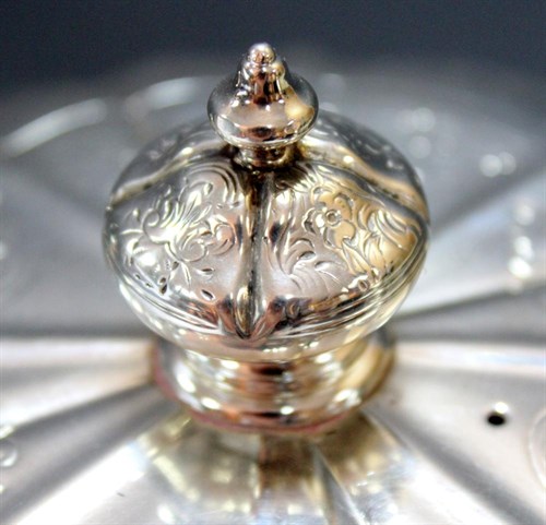 Lot 283 - A Victorian silver teapot