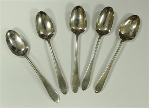 Lot 267 - A set of five Scottish silver point end teaspoons