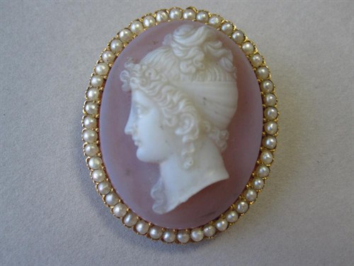 Lot 140 - A hardstone cameo and seed pearl brooch