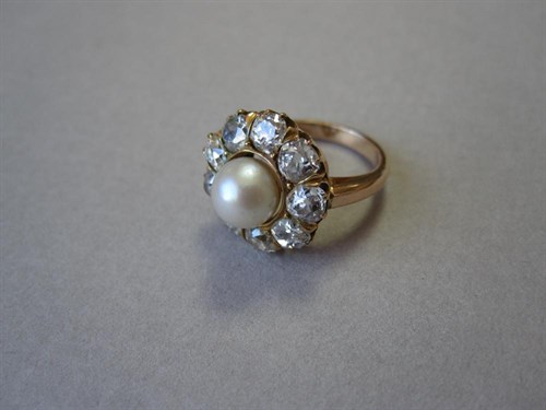 Lot 165 - A pearl and diamond cluster ring