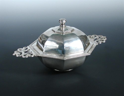 Lot 304 - An Edwardian silver Britannia standard covered dish