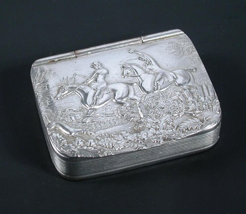 Lot 358 - A small silver snuff box