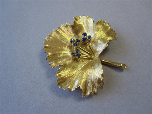 Lot 167 - An 18ct gold and sapphire leaf brooch