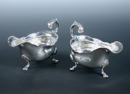 Lot 416 - A pair of George III silver sauce boats