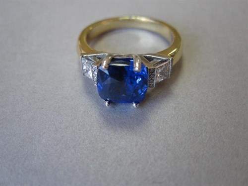 Lot 174 - A sapphire and diamond three stone ring set in 18ct gold