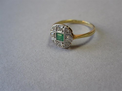 Lot 183 - A circular emerald and diamond cluster ring