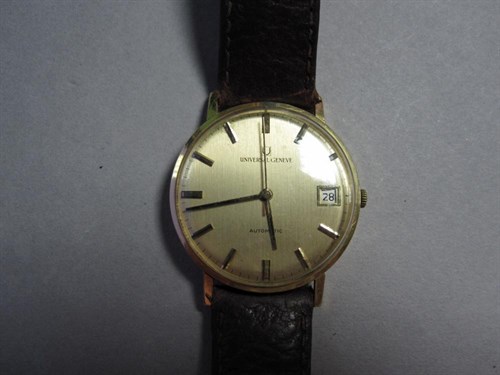 Lot 199 - A Swiss 18ct yellow gold cased 'Universal' gentleman's automatic wristwatch