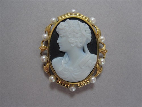 Lot 223 - A hardstone cameo brooch set with pearls