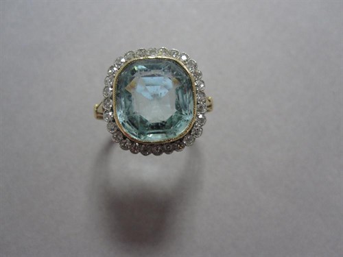 Lot 203 - An aquamarine and diamond ring