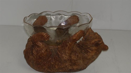 Lot 660 - A Black Forest carved wood bear bonbon dish