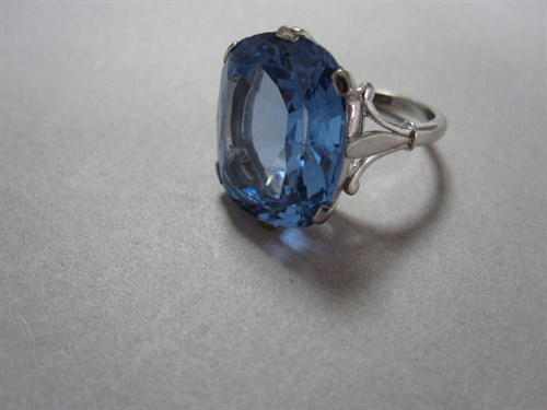 Lot 214 - A blue spinel single stone ring