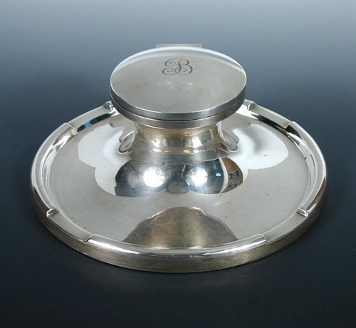 Lot 419 - An outsize silver capstan inkwell