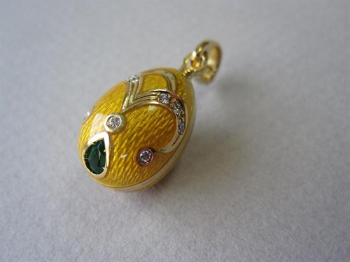 Lot 166 - A Fabergé enamel, diamond and emerald pendant egg