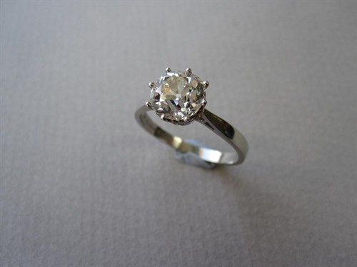 Lot 241 - A single stone diamond and platinum ring