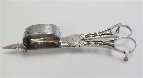Lot 344 - A pair of George III silver wick trimmers