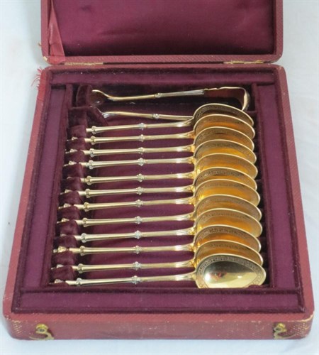 Lot 296 - A cased set of late 19th century French Ist Standard silver gilt teaspoons and tongs