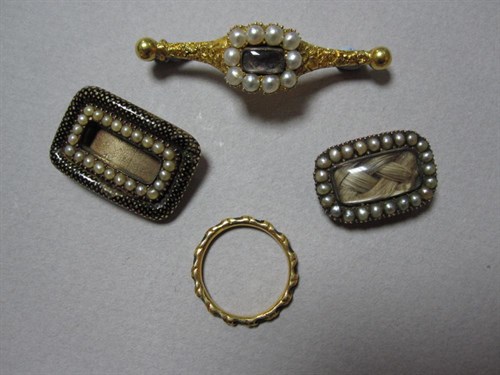 Lot 237 - A small collection of Georgian memento and memorial jewellery