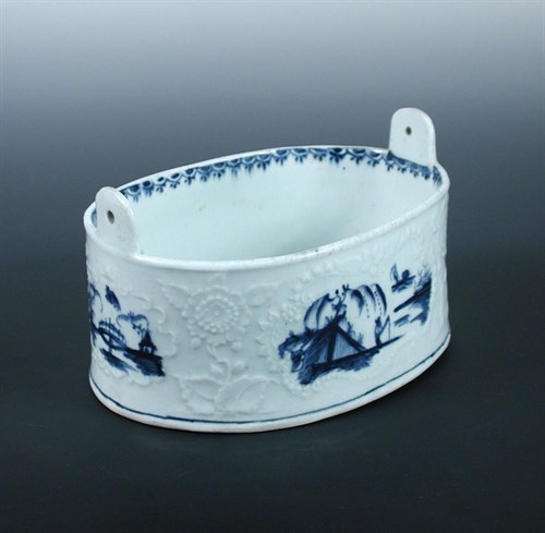 Lot 22 - A Lowestoft blue and white butter tub