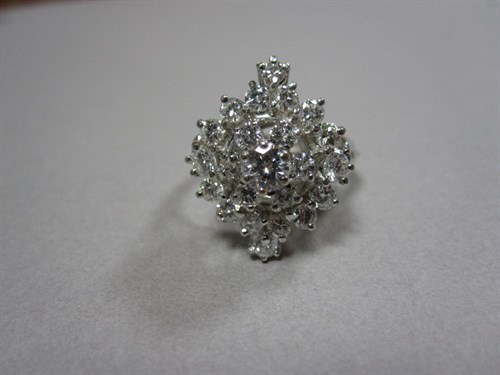 Lot 147 - A diamond cluster ring