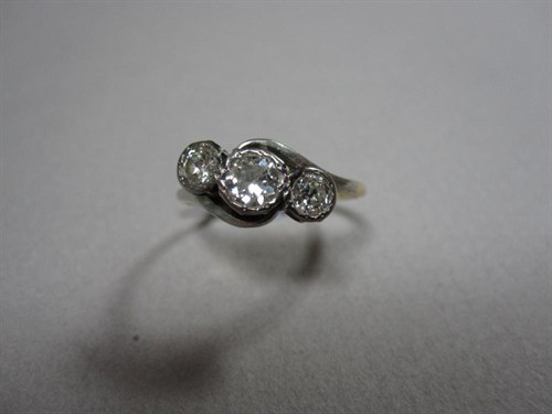 Lot 152 - A diamond three stone crossover ring