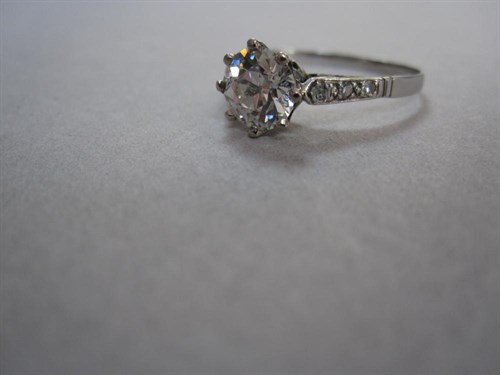 Lot 145 - A single stone diamond ring