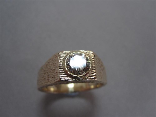 Lot 169 - A single stone diamond ring