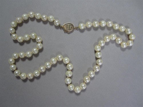 Lot 136 - A string of uniform pearls with favourable clasp