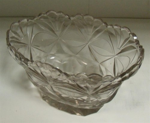 Lot 102 - A Georgian cut glass bowl