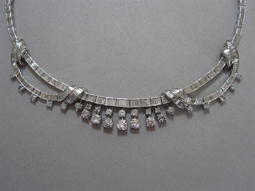 Lot 219 - A diamond swag necklace