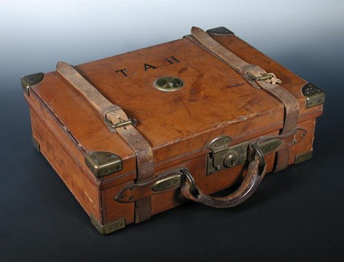 Lot 633 - A Holland & Holland oak and leather cartridge magazine