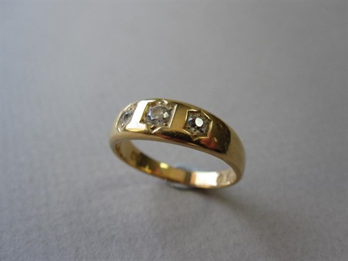 Lot 123 - An Edwardian gypsy set three stone diamond and 18ct gold ring