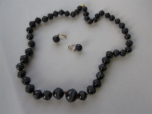 Lot 218 - A Victorian carved jet bead necklace and earring suite