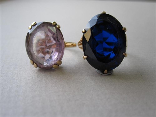 Lot 135 - Two single stone gem set rings