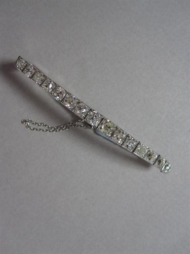 Lot 188 - A diamond bracelet set with seventeen graduated old cut diamonds